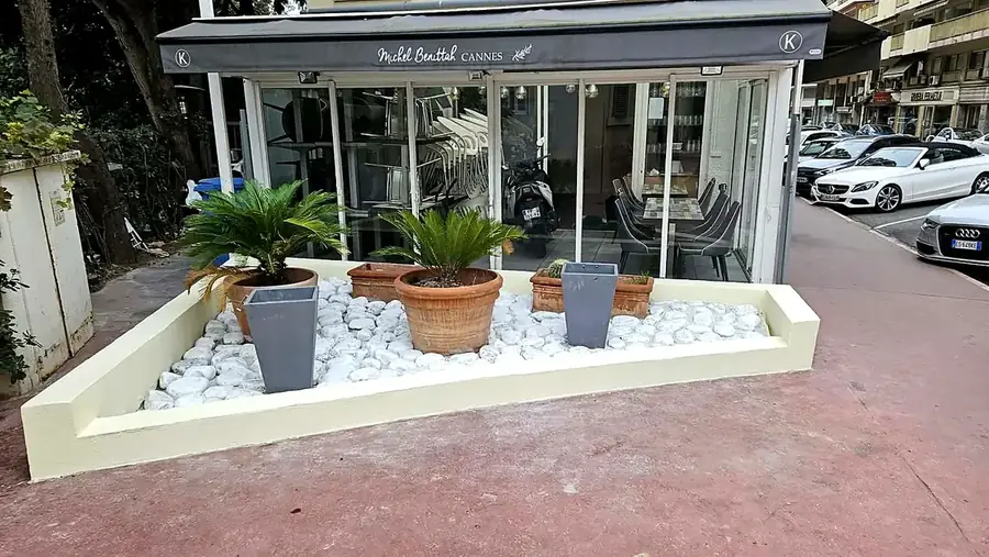 Jardinière maçonnée devant un commerce