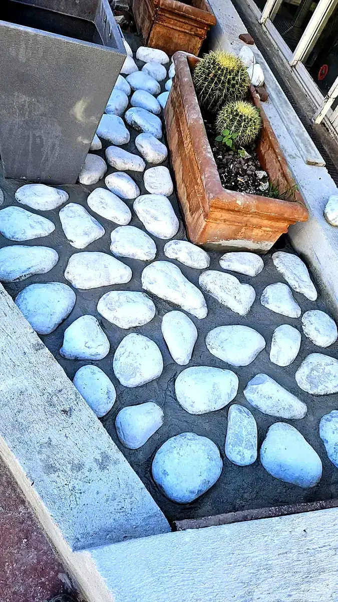 Jardinière et décor de galets blancs