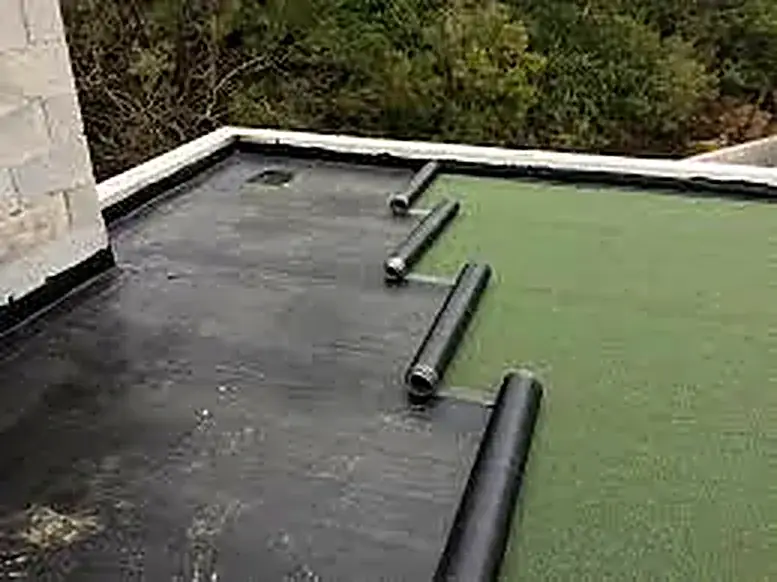 Pose de membrane autoprotégée verte sur toit-terrasse