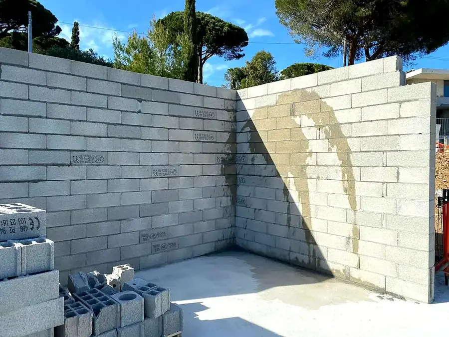Élévation de murs en parpaings