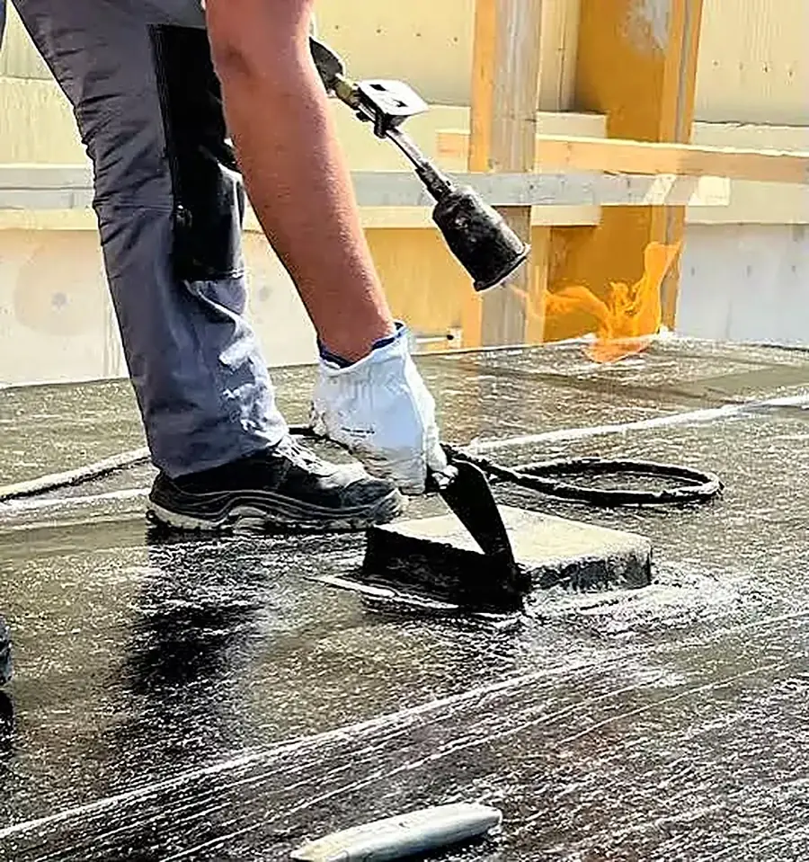 Soudure d'un relevé de membrane au chalumeau et à la roulette