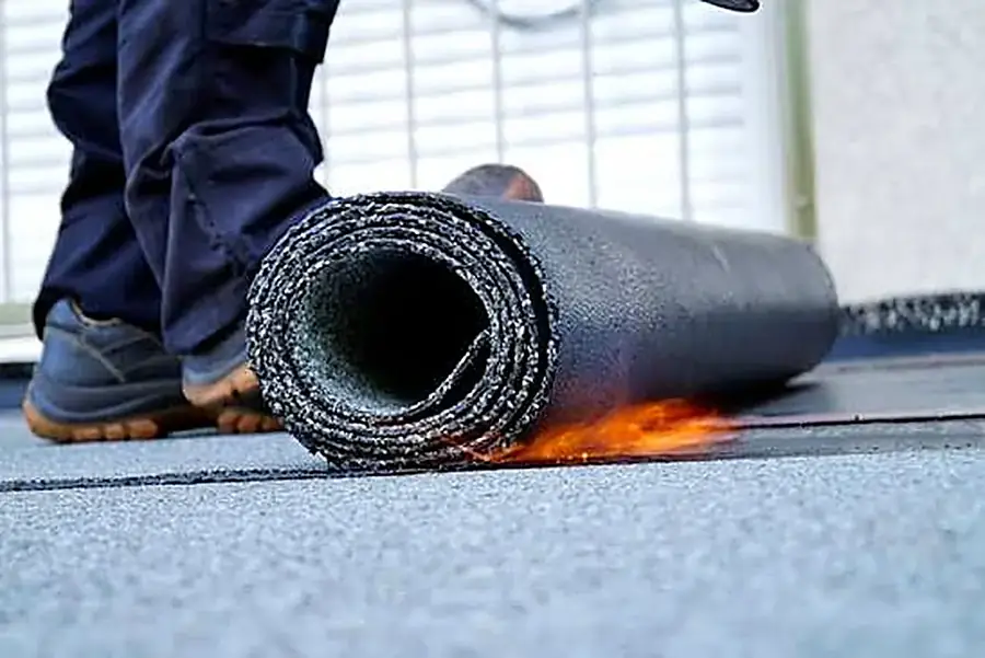 Rouleau de membrane bitume déroulé et soudé à la flamme