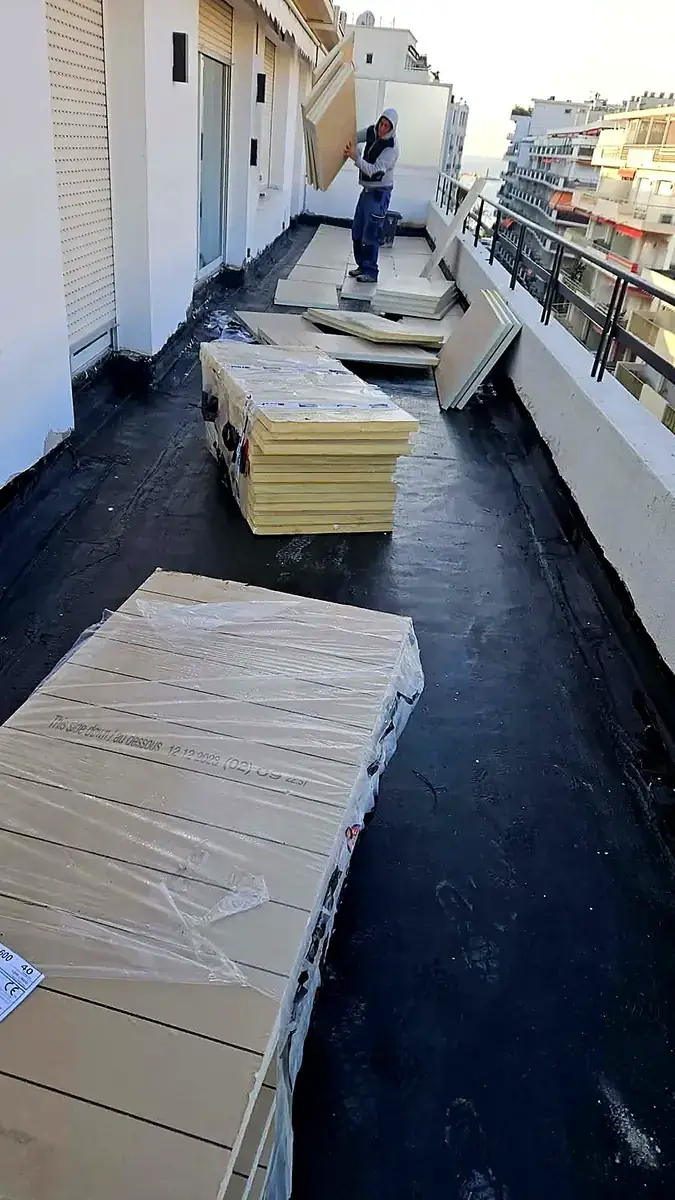 Pendant les travaux : membrane noire et panneaux isolants sur la terrasse