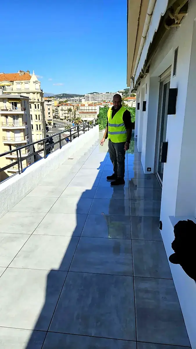 Terrasse carrelée le jour de la réception