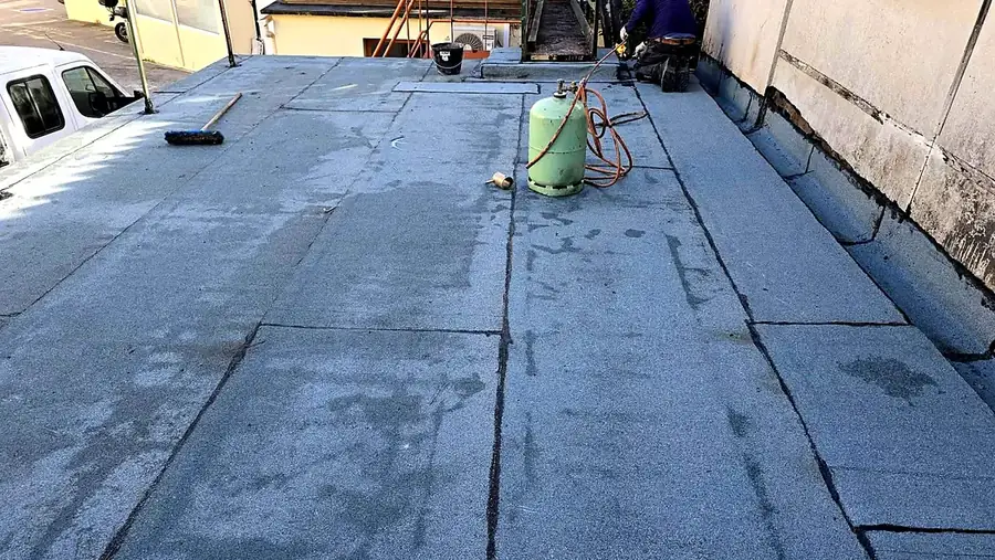 Membrane soudée et relevés repris le long du mur