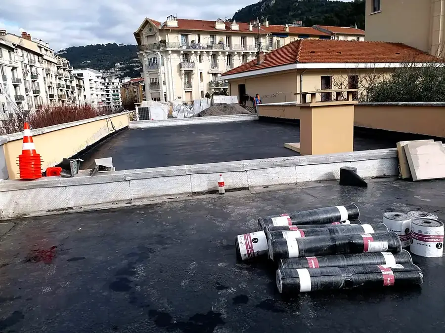 Toit-terrasse d'immeuble avec rouleaux de membrane bitume prêts à poser